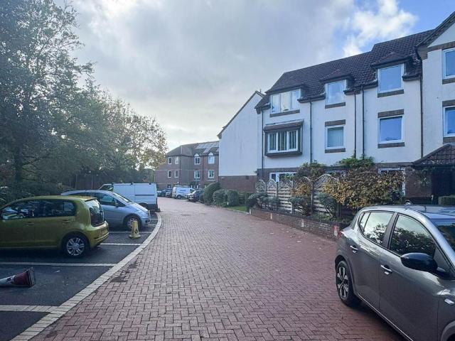 Flat for sale in Queens Park, Bournemouth