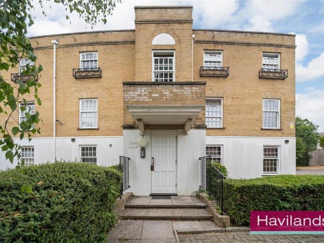 Flat for sale in Southgate, Greater London