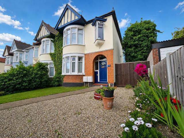 Flat for sale in Alton Barnes, Essex