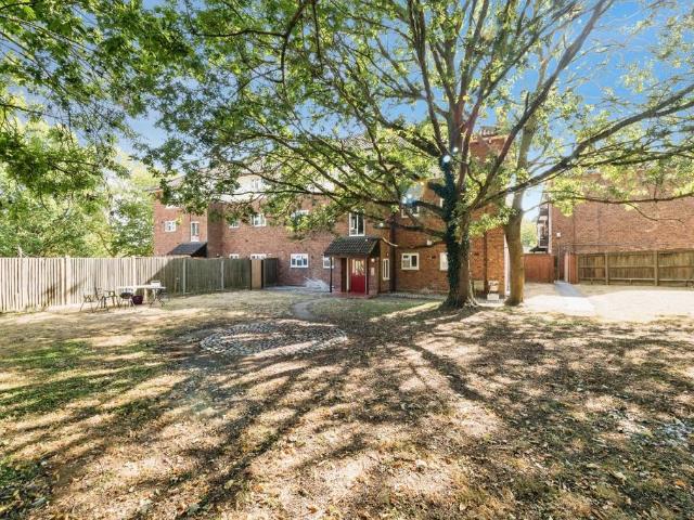 Flat for sale in South Ockendon, Essex