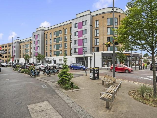 Flat for sale in Hackbridge, Greater London