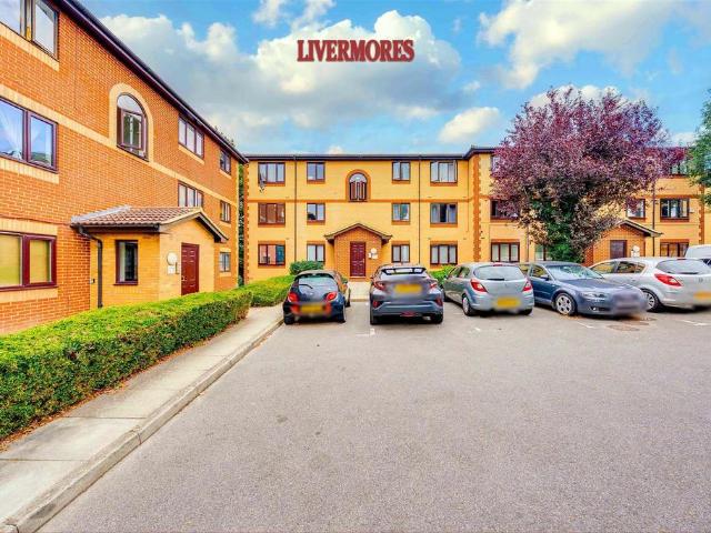 Flat for sale in Fleet Estate, Monks Orchard