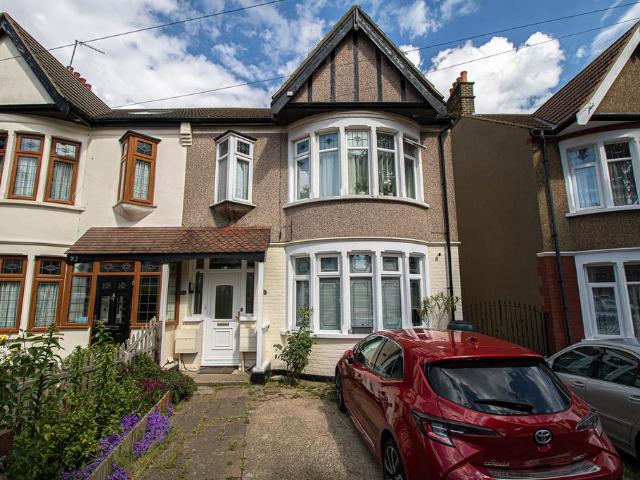 Flat for sale in Kursaal Estate, Alton Barnes