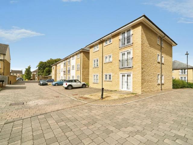 Flat for sale in Tranmere Park, West Yorkshire
