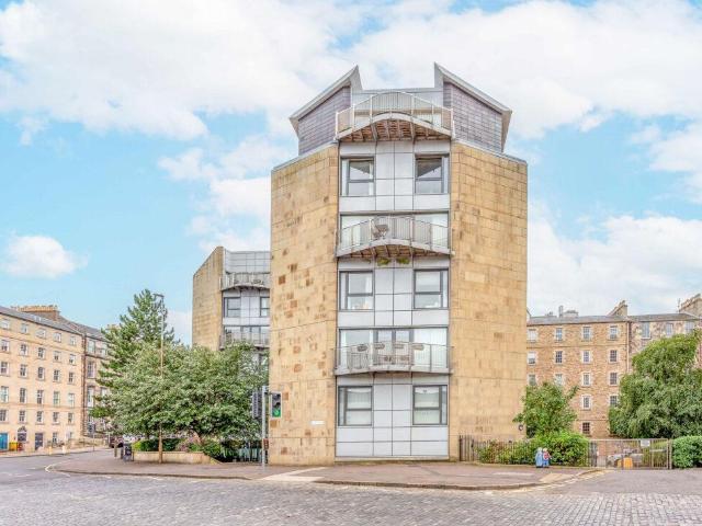 Flat for sale in Gayfield, Broughton