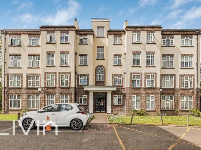 Flat for sale in London Borough of Croydon, Greater London