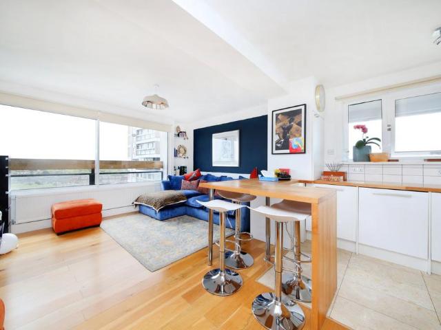 Flat for sale in Battersea, Greater London