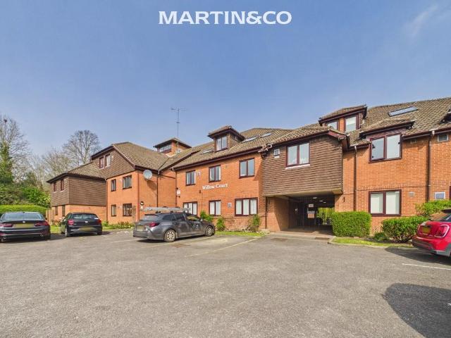 Flat for sale in Emmbrook, Wokingham
