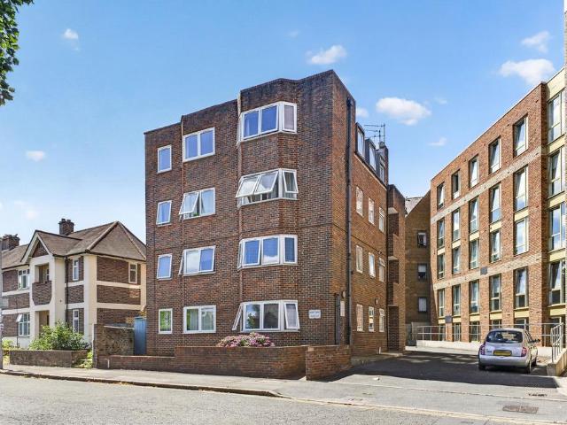 Flat for sale in Surbiton, Greater London