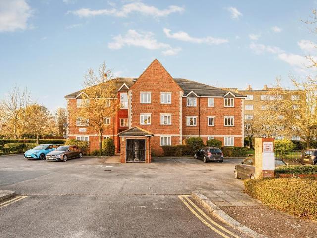 Flat for sale in London Borough of Ealing, Greater London