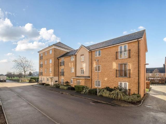 Flat for sale in Kingswood, Watford