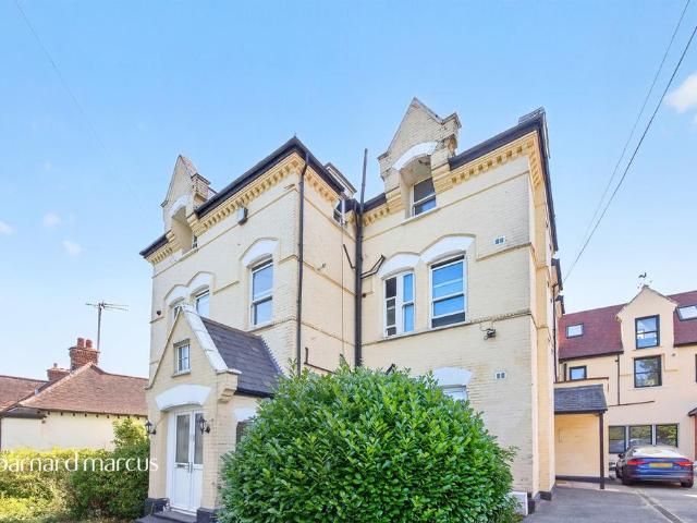 Flat for sale in East Barnet, Greater London