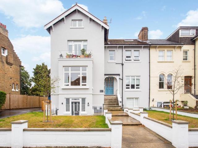 Flat for sale in Strawberry Hill, Greater London