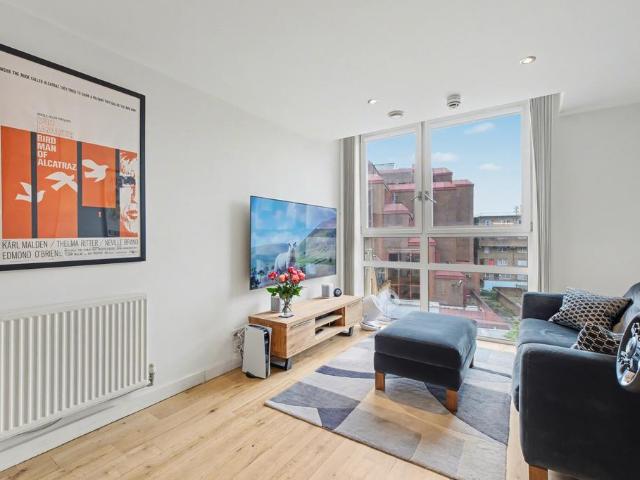 Flat for sale in Finsbury, Greater London
