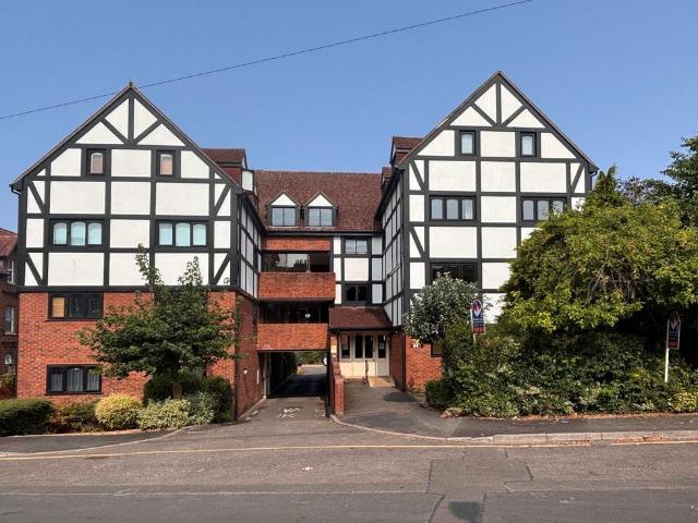 Flat for sale in Wotton, Gloucester