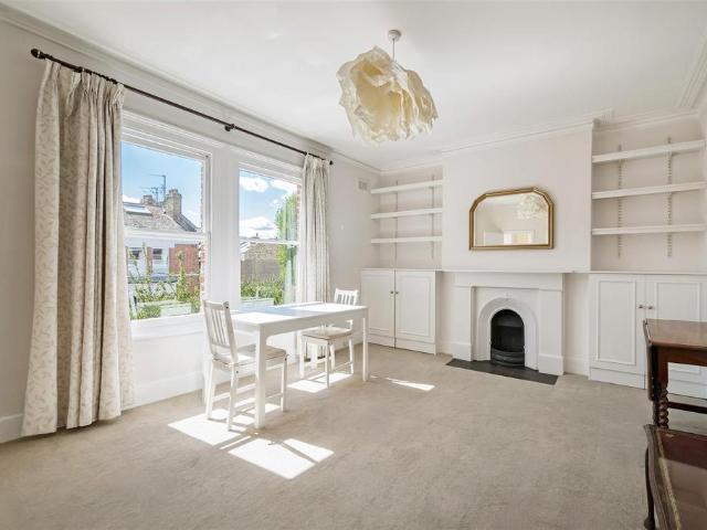 Flat for sale in Shepherd's Bush, Greater London