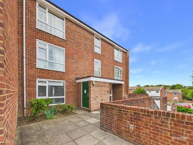 Flat for sale in London Borough of Croydon, Forestdale