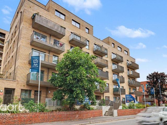 Flat for sale in Harrow Weald, Greater London