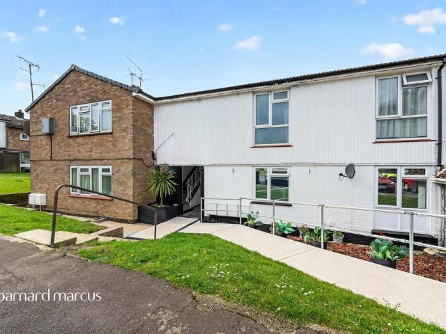 Flat for sale in Tattenham Corner, Red Hill
