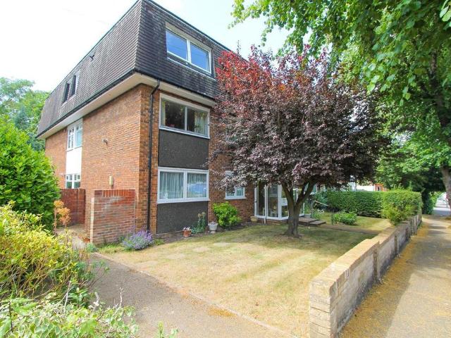 Flat for sale in Wallington, Greater London