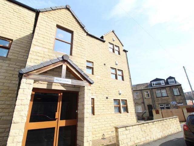 Flat for sale in Huddersfield, West Yorkshire