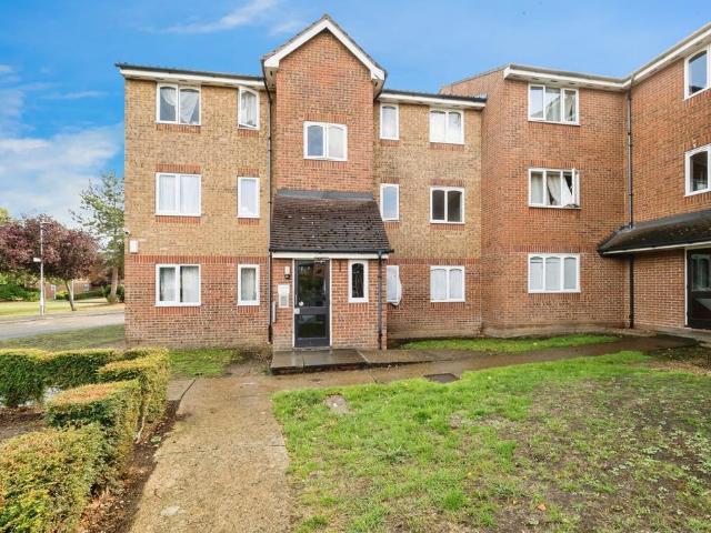 Flat for sale in Dagenham, Greater London