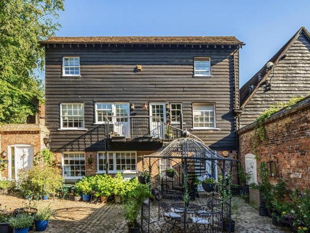 Flat for sale in Southcourt, Aylesbury