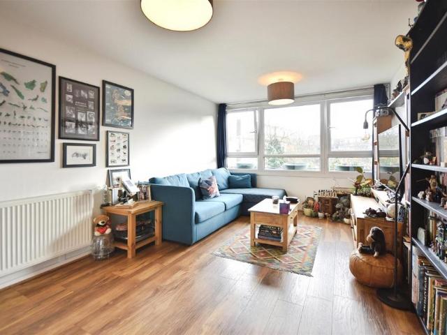 Flat for sale in London Borough of Hounslow, Greater London