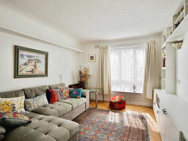 Flat for sale in Wanstead, Greater London