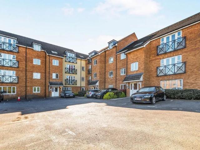 Flat for sale in Broxbourne, Hertfordshire