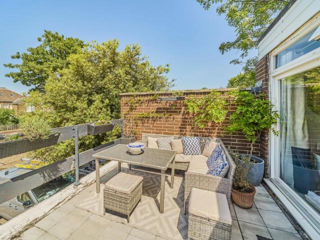 Flat for sale in Clapham, Greater London