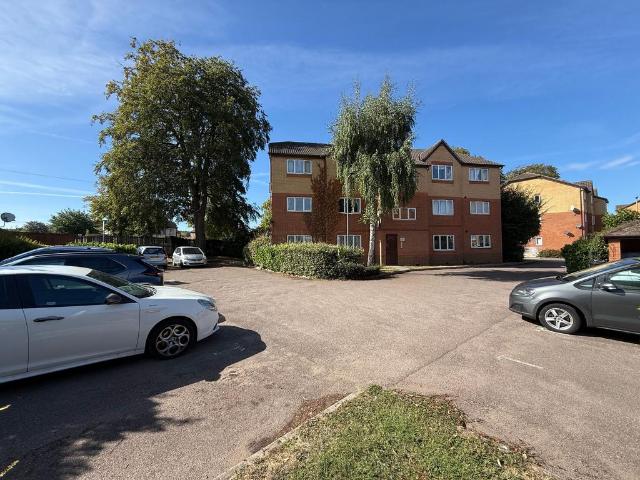 Flat for sale in Leagrave, Luton