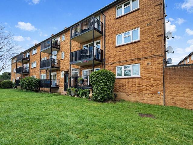 Flat for sale in Pouchen End, Hertfordshire