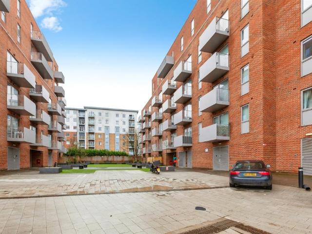 Flat for sale in Slough