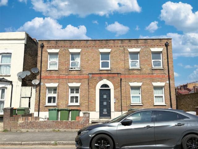 Flat for sale in London Borough of Newham, Greater London