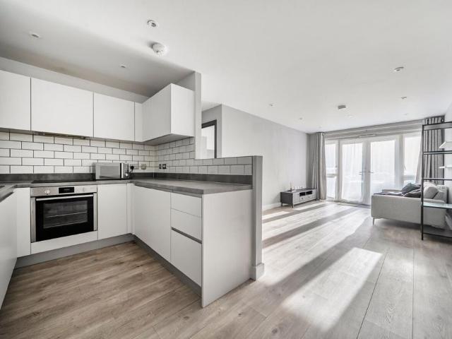 Flat for sale in London Borough of Croydon, Tandridge