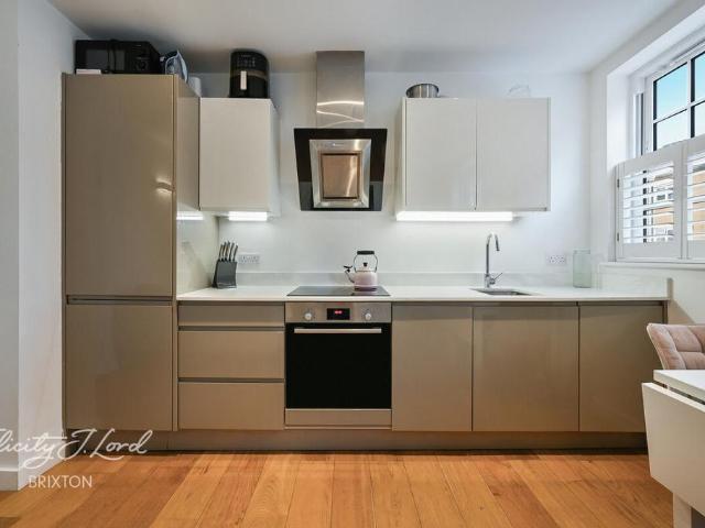 Flat for sale in Walworth, Greater London