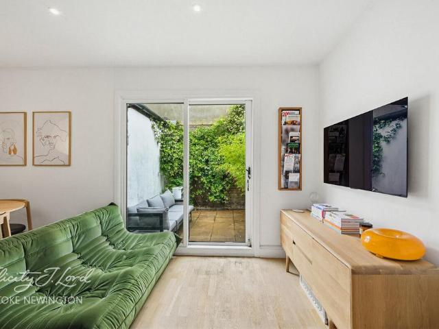 Flat for sale in Stamford Hill, Greater London