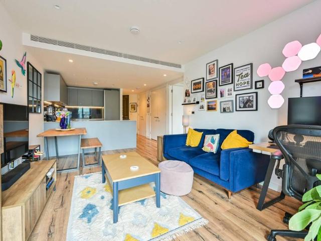 Flat for sale in Vauxhall, Greater London