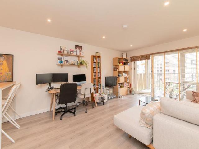 Flat for sale in West Finchley, Greater London