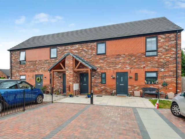 Flat for sale in Kingsley, Cheshire