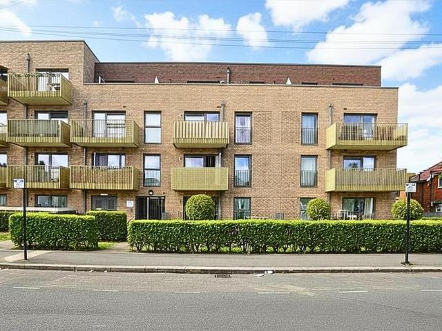 Flat for sale in London Borough of Hounslow, Greater London