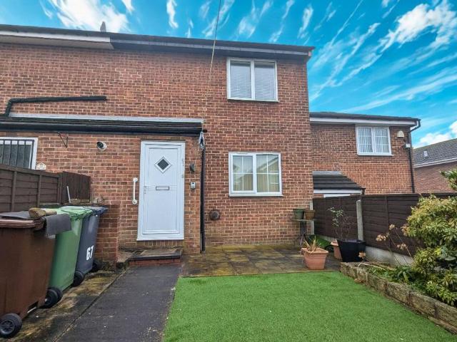 Flat for sale in Farnley, West Yorkshire
