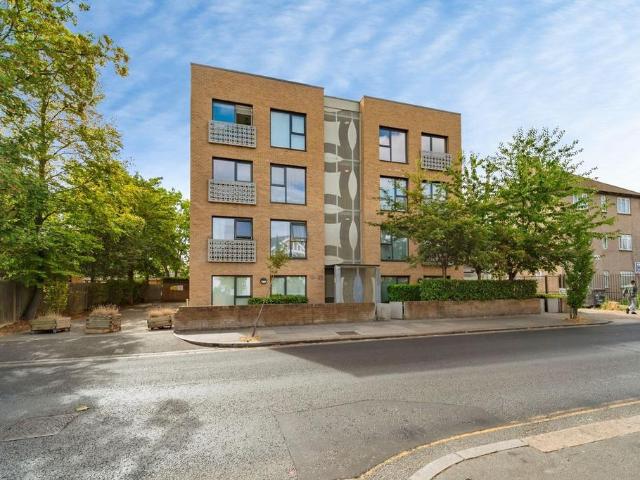 Flat for sale in London Borough of Ealing, Greater London