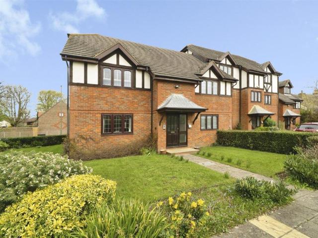 Flat for sale in Molesey, Elmbridge
