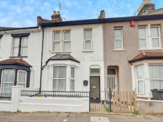 Flat for sale in Alton Barnes, Essex