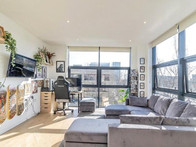 Flat for sale in Milton Keynes