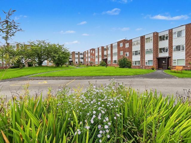 Flat for sale in Simister, Bury