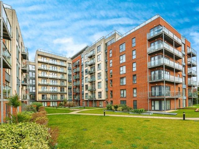 Flat for sale in Highfield, Pouchen End