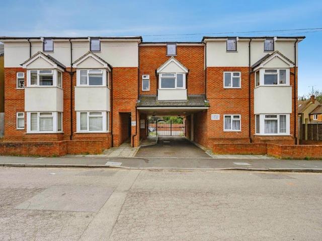 Flat for sale in Spring Park, Luton